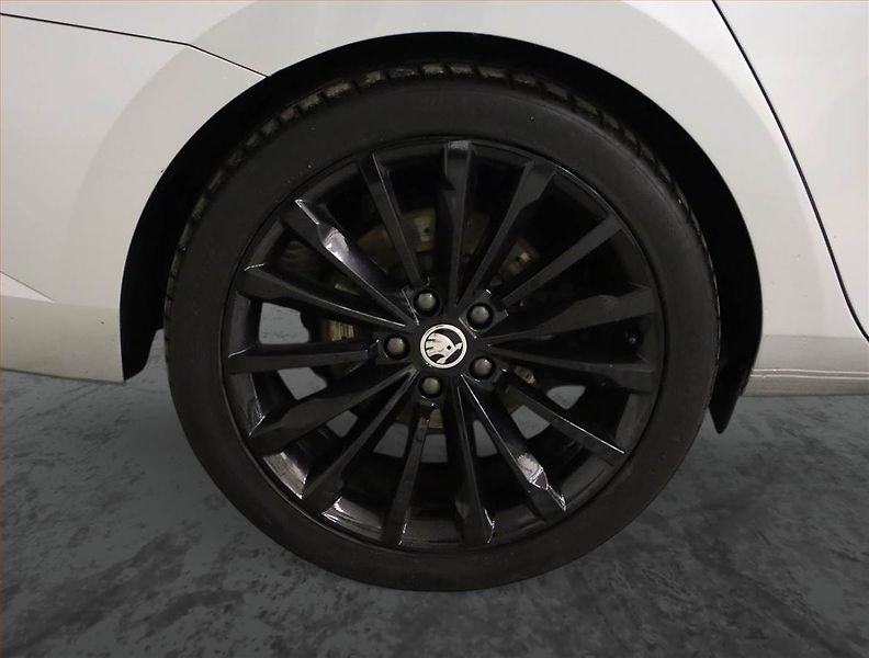 Škoda Superb (2022) Laurin&Klement 2.0 TDI - fotka 15 z 22