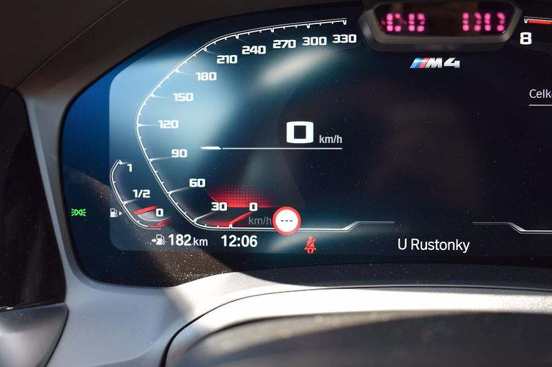 BMW M4 (2022) Competition/Carbon/MatBílá - fotka 17 z 65