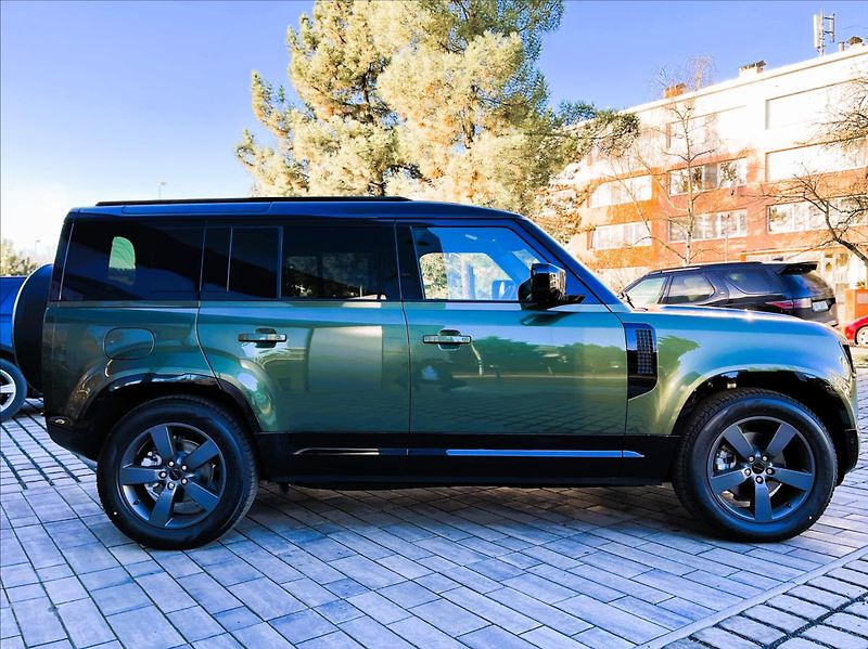Land Rover Defender (2026) 110 D250 X-DYNAMIC SE - fotka 7 z 31