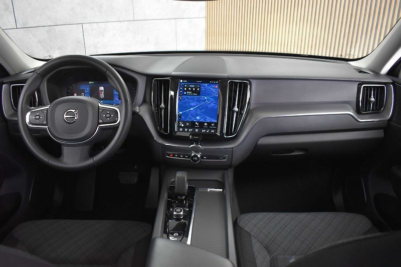 Volvo XC60 B4 CORE*KAMERA*DPH*ČR 1.MAJ* - fotka 7 z 39