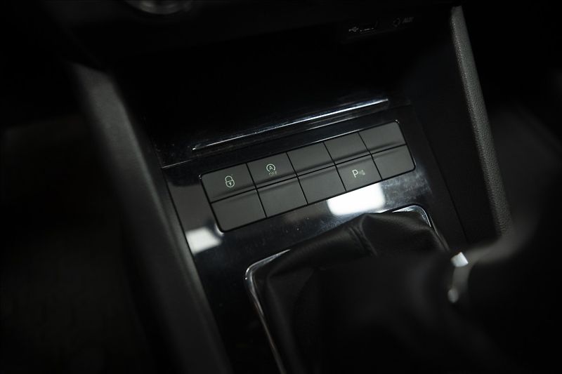 Škoda Octavia 2,0 TDI NAVI KEYLESS VÝHŘEV ČR - fotka 26 z 41