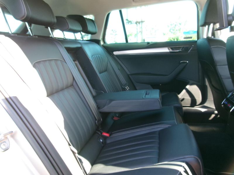 Škoda Superb (2022) 2,0TDI L&K 4x4 DSG ACC MATRIX - fotka 18 z 49