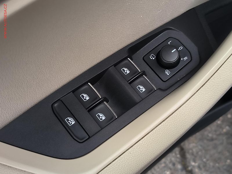 Škoda Karoq (2018) 1.5 TSi, Style, DSG, panor - fotka 23 z 26