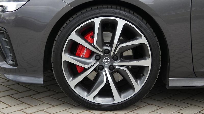 Opel Insignia ST 2,0 T 4x4 GSi - fotka 26 z 27