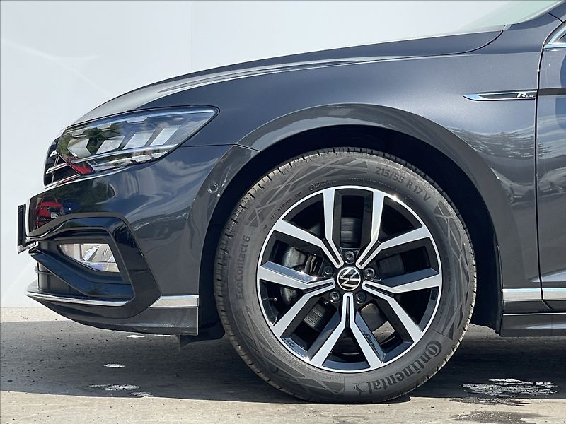 Volkswagen Passat Variant 2,0 TDI DSG R-line Pak LED+ACC - fotka 19 z 22