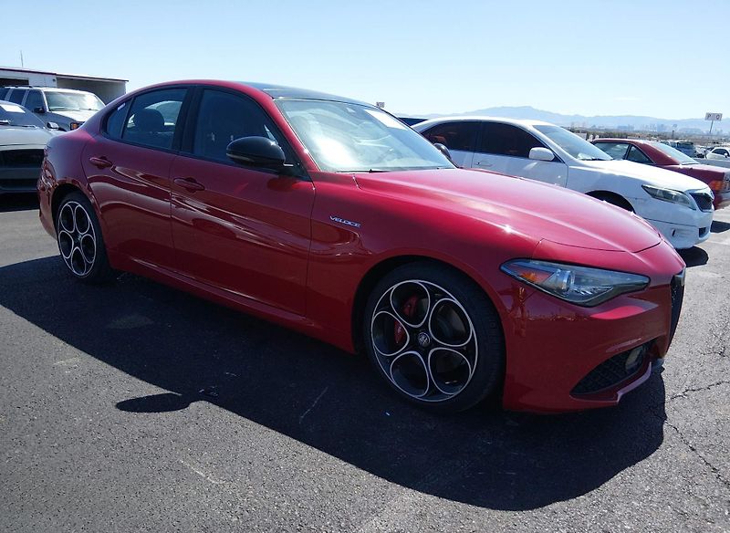 Alfa Romeo Giulia (2023) Auto na cestě - fotka 1 z 11