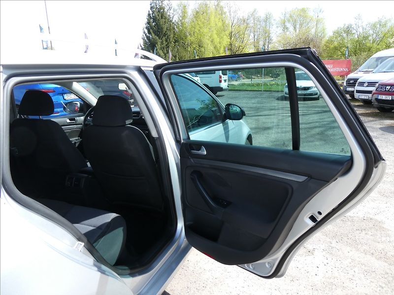 Volkswagen Golf 1,4 TSi 90kW STYLE - fotka 24 z 43
