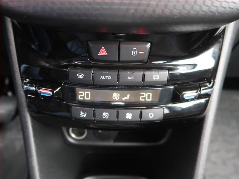 Peugeot 2008 (2019) Active 1.2 PureTech, Tempomat - fotka 14 z 16