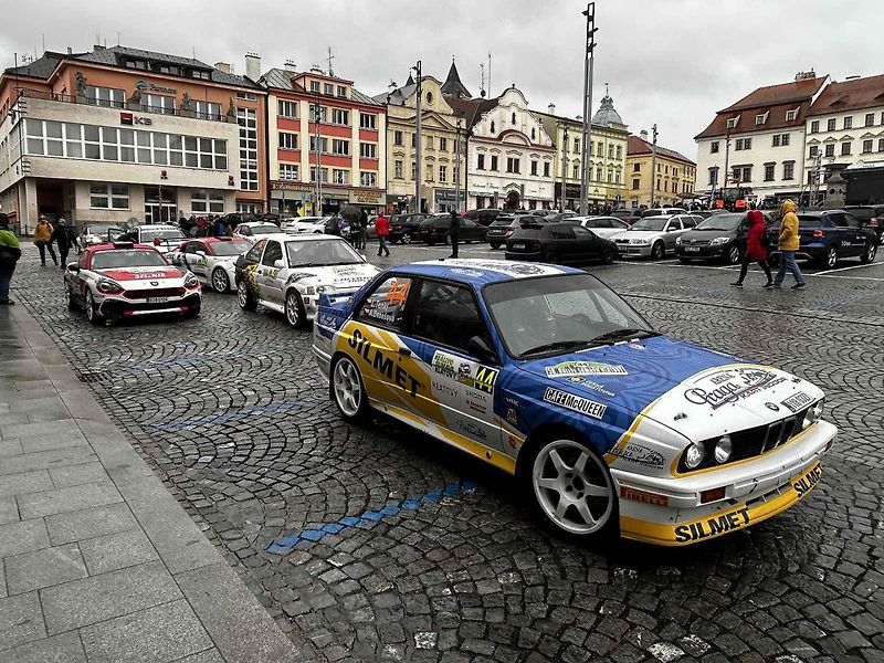 Tragédie, která se odehrála v rámci 58. ročníku Rallye Šumava, kdy po nehodě zemřela navigátorka Alena Krejčíková (41), nezasáhla jen příznivce rallye, ale její kamarády, jelikož byla na Klatovsku doma.