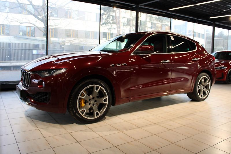 Maserati Levante SQ4 GranLusso ACC/Pano/B&W - fotka 3 z 37