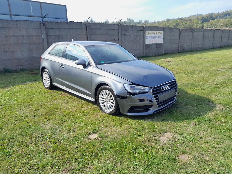 Audi A3 (2015) 1,6 TDI serviska 2x klíč - fotka 3 z 17