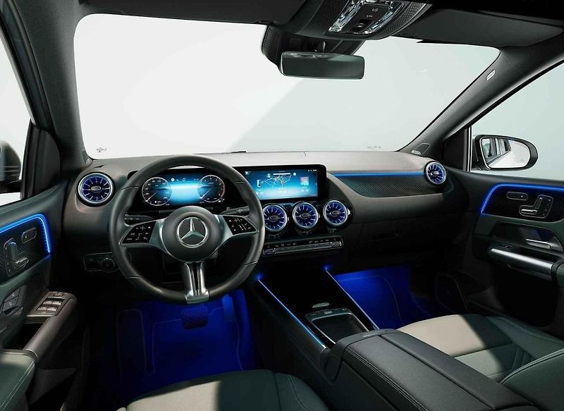 Nejmenší Mercedes je i po modernizaci k dispozici s karosériemi sedan a hatchback
