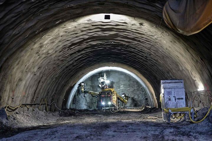 Odstřely na stavbě tunelu Homole na D35 u Vysokého Mýta.