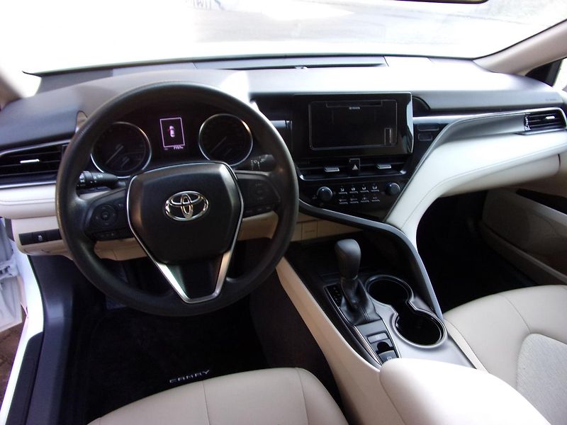 Toyota Camry 2.5i black white edition - fotka 12 z 18