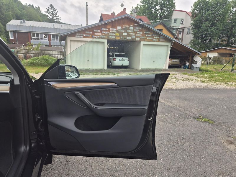 Tesla Model Y LONG RANGE DUAL MOTOR TZ 89 % - fotka 38 z 48