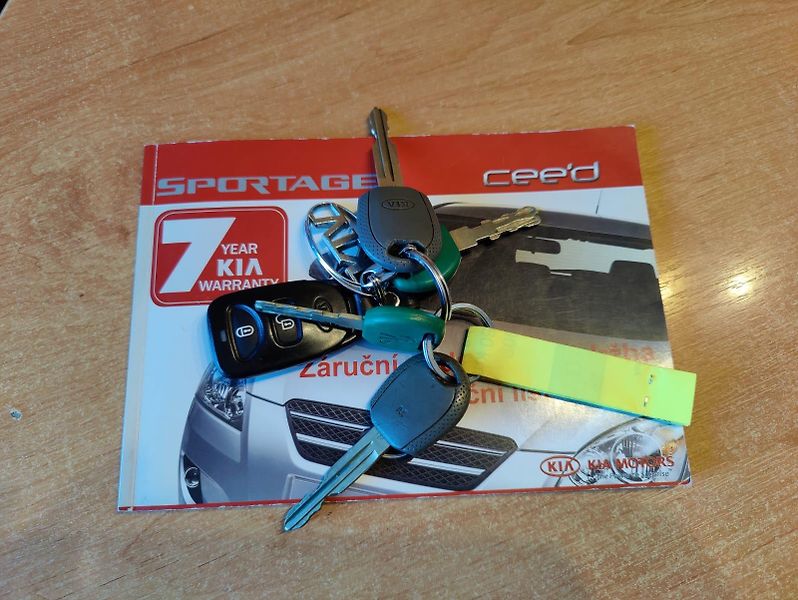 Kia Sportage 2,0 CRDi 4WD /servis/pneu - fotka 30 z 30
