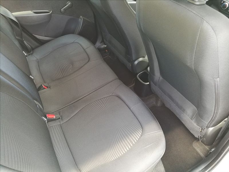 Hyundai i10 1,0 i - fotka 16 z 22