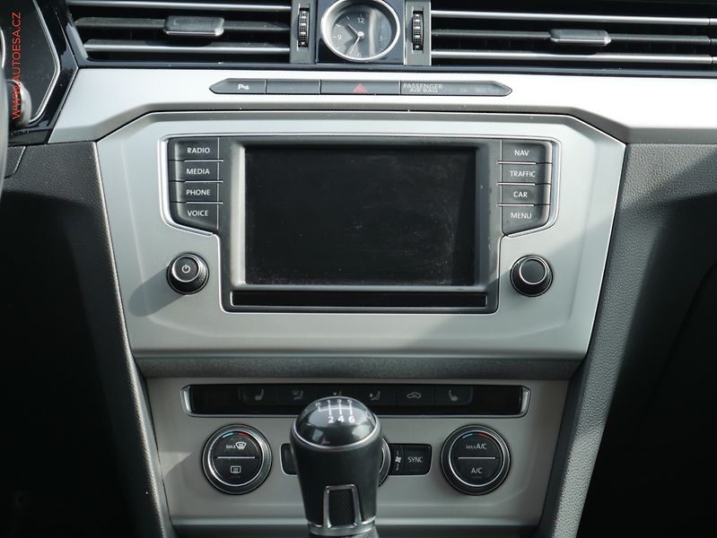 Volkswagen Passat (2015) 2.0TDi, AC, LED, park.asist - fotka 11 z 24