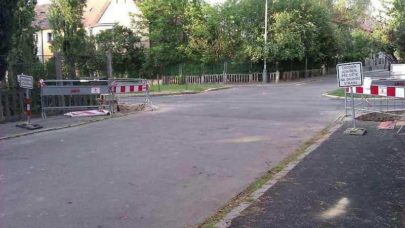 Kuriózní a vtipné značení na českých silnicích.