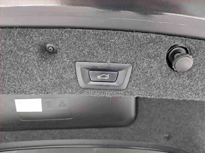 BMW Řada 5 (2011) M Paket 530d xDrive, 4X4 - fotka 22 z 24