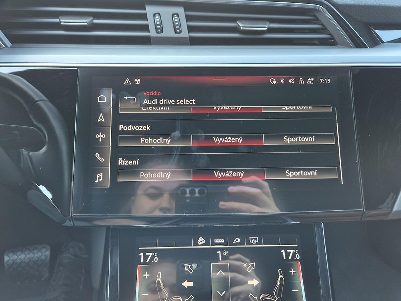 Audi e-tron 55 QUATTRO 300kw S LINE SOH92% - fotka 27 z 44