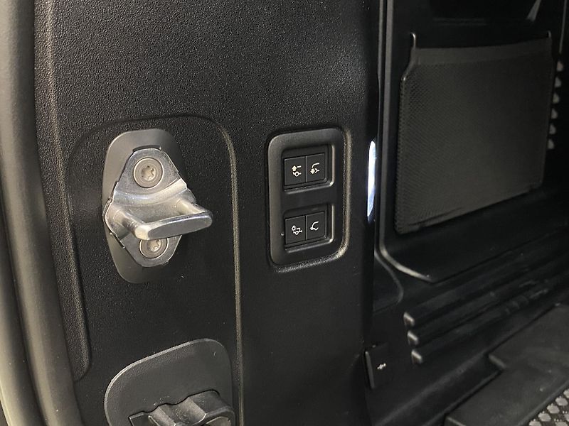 Land Rover Defender 110 D250 X-DYNAMIC SE AWD CZ - fotka 29 z 48