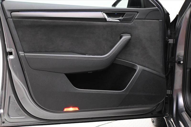 Škoda Superb 1,4 TSI 115kW iV DSG Sportline - fotka 25 z 32