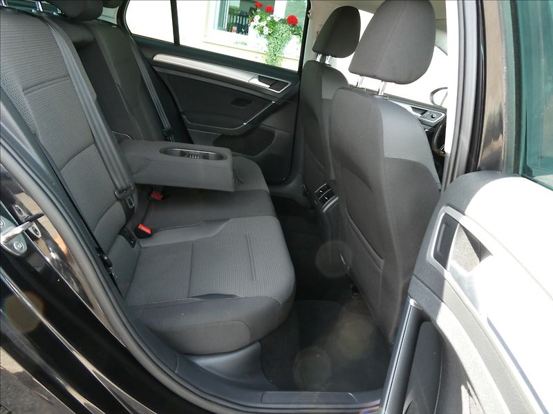 Volkswagen Golf 1,6 TDi 77kW serviska, xenony - fotka 27 z 50