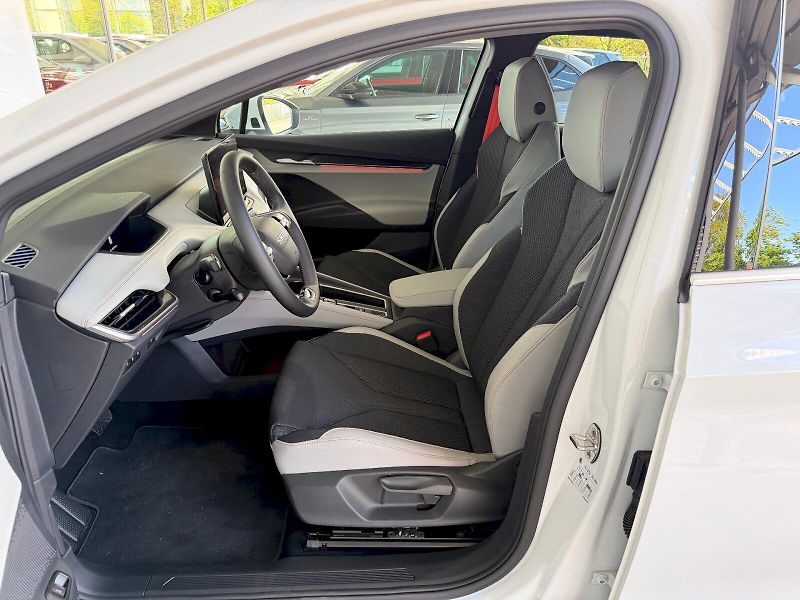 Škoda Elroq (2025) Selection 85 210 kW / 82 kWh - fotka 6 z 28