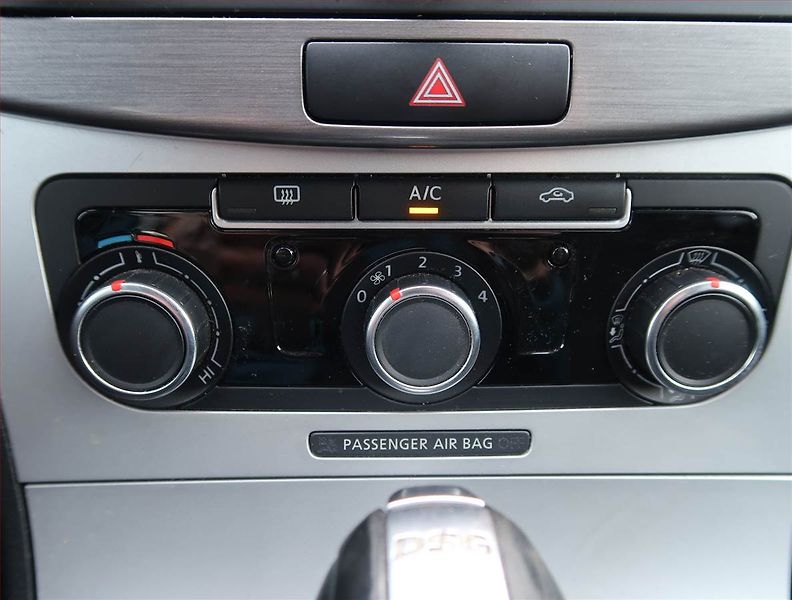 Volkswagen Passat (2012) 2.0 TDI, Automat, Navi - fotka 15 z 16