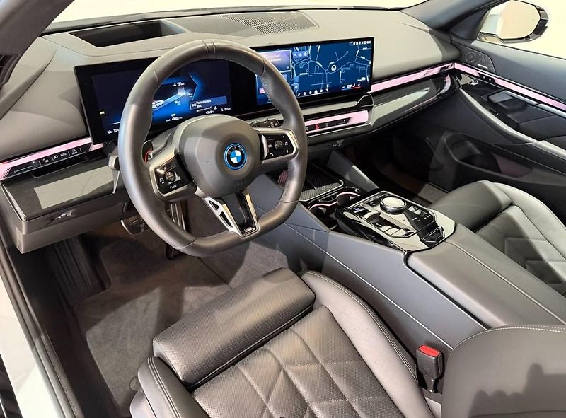 BMW i5 eDrive40 Touring M 360k HuD  - fotka 4 z 9