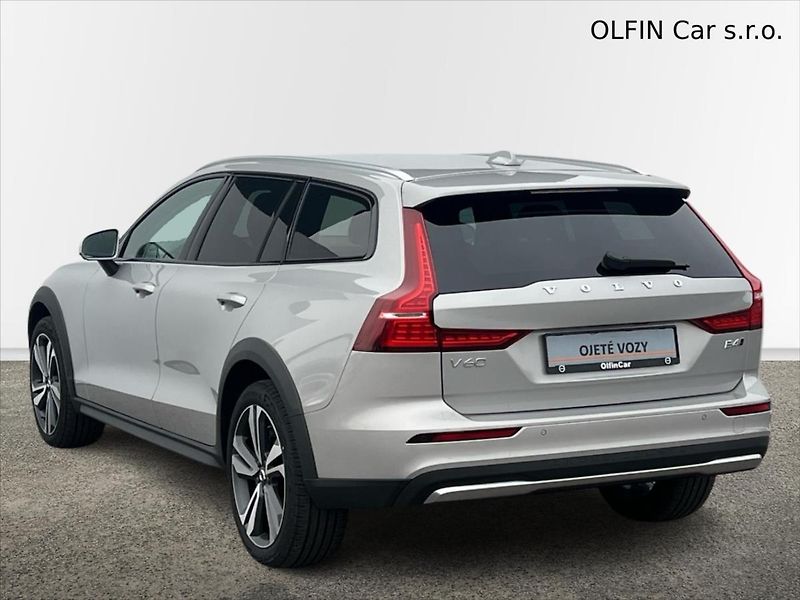 Volvo V60 2,0 AWD CROSS COUNTRY PLUS  B4 - fotka 9 z 28