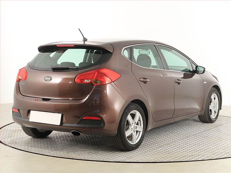 Kia Ceed (2012) 1.4 CVVT, Serv.kniha, Tempomat - fotka 5 z 17