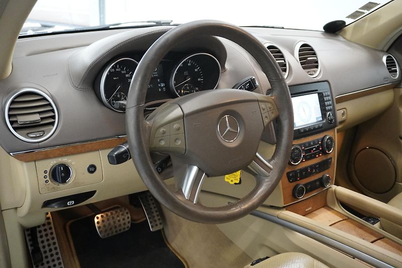 Mercedes-Benz GL (2006) 5,5I V8 4MATIC AUTOMAT 7 MÍST - fotka 13 z 36