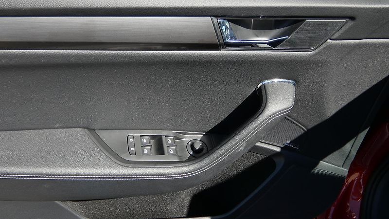 Škoda Superb 2,0 TDI DSG Style - fotka 9 z 26