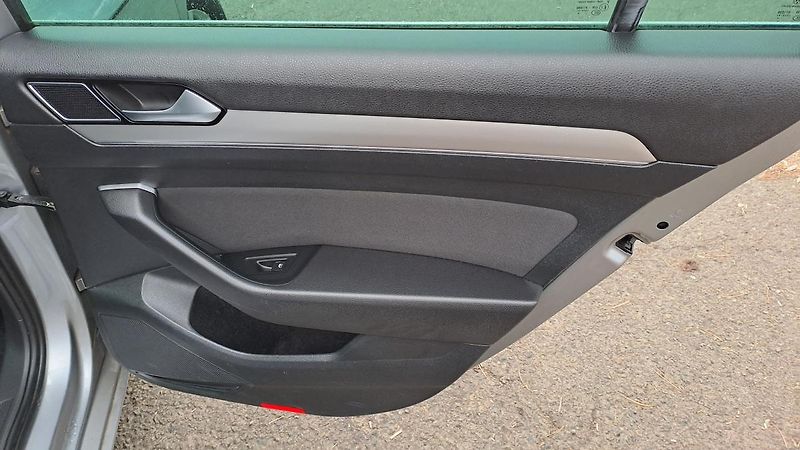 Volkswagen Passat 1.6 TDI ComfortLine Business - fotka 12 z 36