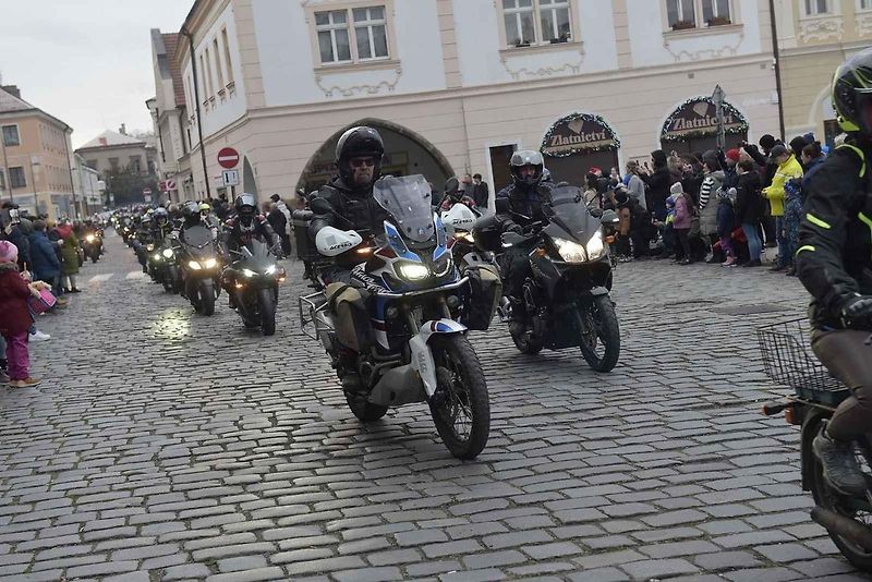 Štědrodenní motorkářská vyjížďka se srazem na Karlově náměstí v Kolíně.