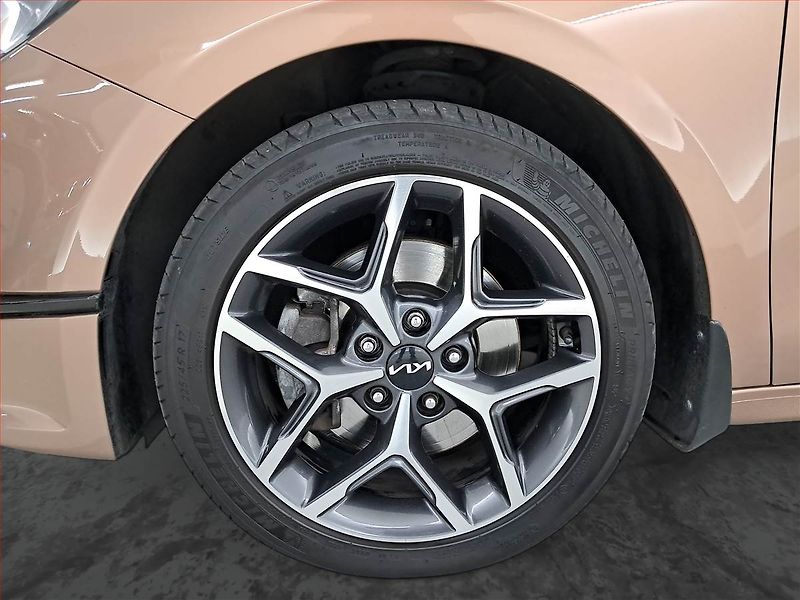 Kia Ceed (2023) 1.5 T-GDI - fotka 15 z 18