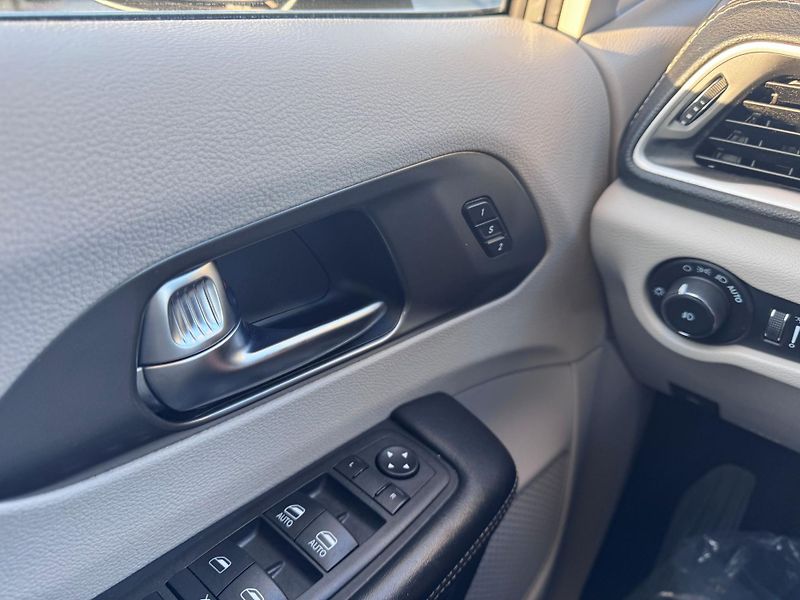 Chrysler Pacifica (2023) 3,6 Hybrid RU Radar Limit 2023 - fotka 19 z 20