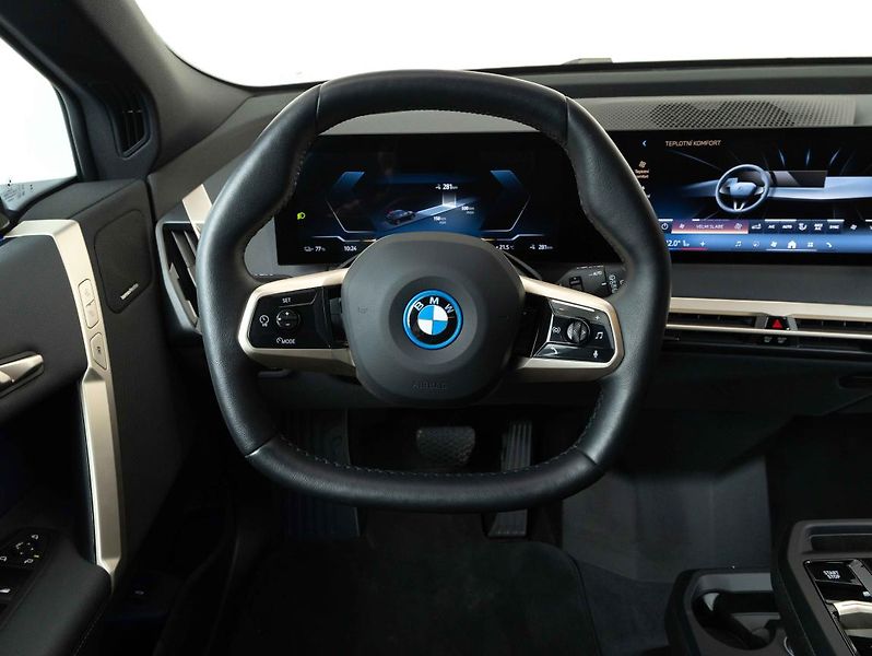 BMW iX xDrive40 - fotka 13 z 21