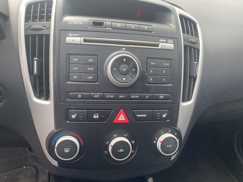 Kia Ceed (2010) 1.4  ČR - fotka 10 z 16