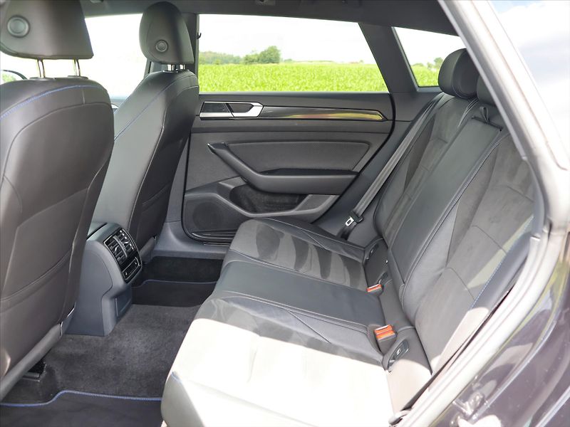 Volkswagen Arteon 2,0 TSI R 235kW 4Motion DSG DP - fotka 15 z 41