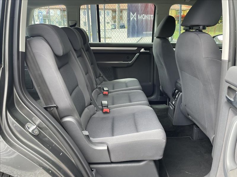 Volkswagen Touran 1,6 TDi  Navigace,Climatronic - fotka 31 z 49