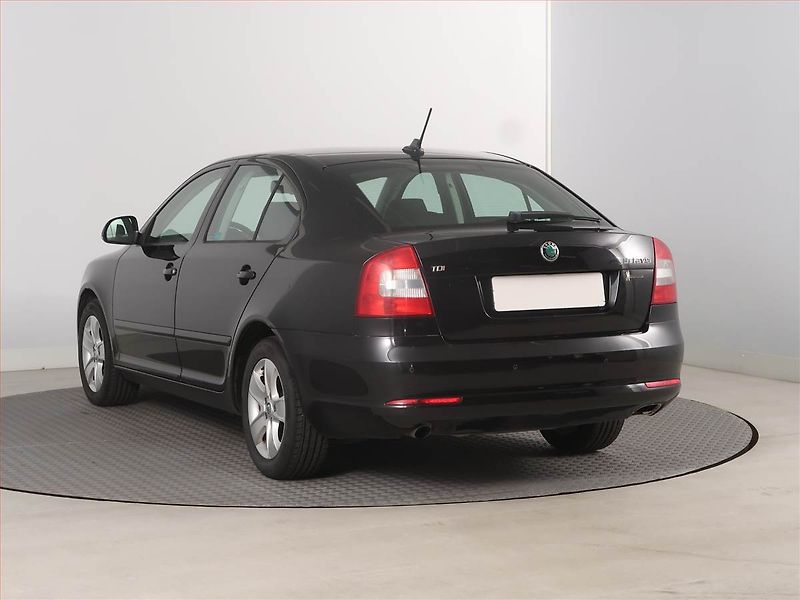 Škoda Octavia (2011) 2.0 TDI, Automat, Navi, Xenony - fotka 4 z 17