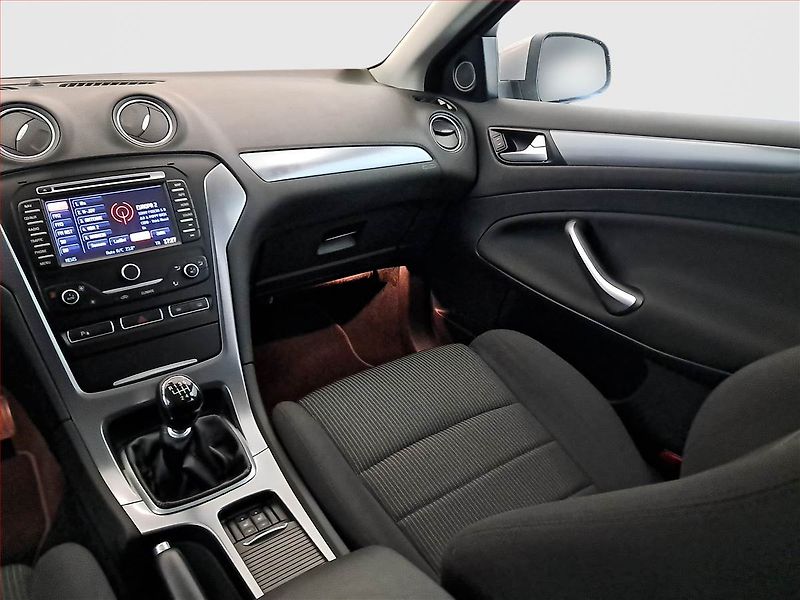 Ford Mondeo (2013) 2.0 TDCi, Navi, Tempomat - fotka 8 z 16
