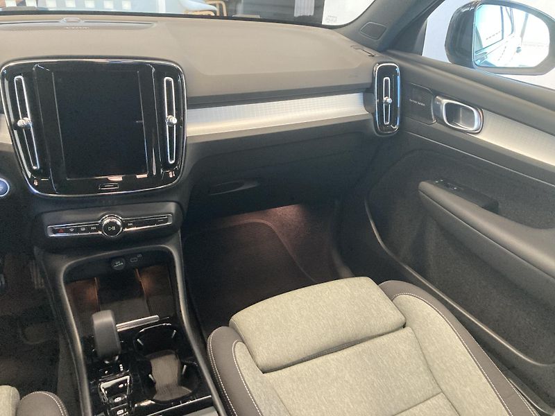 Volvo XC40 B3 FWD PLUS DARK - fotka 14 z 29