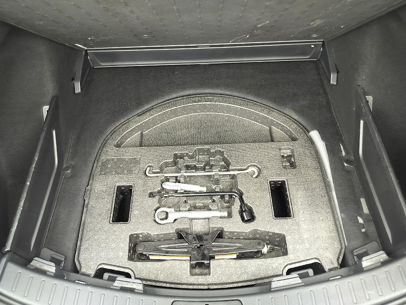 Toyota Corolla 1.8 hybrid business, navigace - fotka 26 z 29