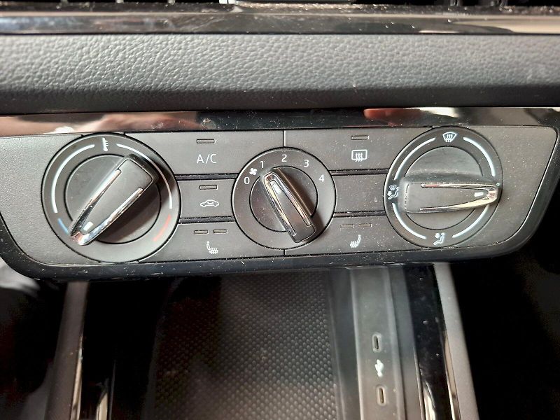 Škoda Kamiq (2025) SELECTION TSI 85/1.0 M6F - fotka 26 z 29