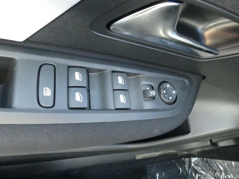Citroën C4 (2026) PLUS Hybrid 145k Automatic  - fotka 19 z 21