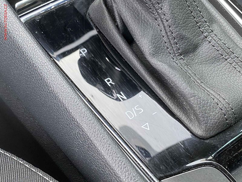 Škoda Karoq (2023) 2.0 TDi, TOUR, DSG, TZ, navi - fotka 15 z 20